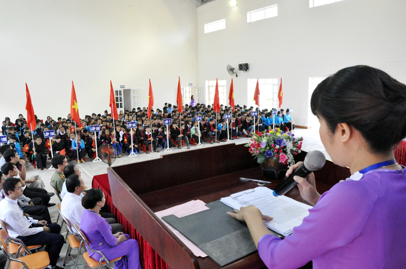 Đại diện Ban giám hiệu Nhà trường đọc thư của Chủ tịch nước gửi các em học sinh cả năm trong dịp Khai giảng năm học mới 2015-2016.