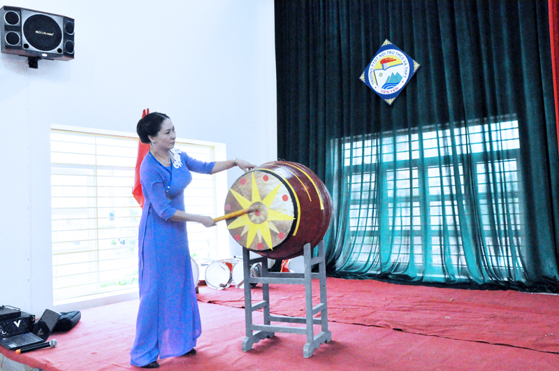 Cô giáo Hoàng Thị Thủy, Hiệu trưởng Nhà trường gióng trống khai giảng năm học mới 2015-2016.