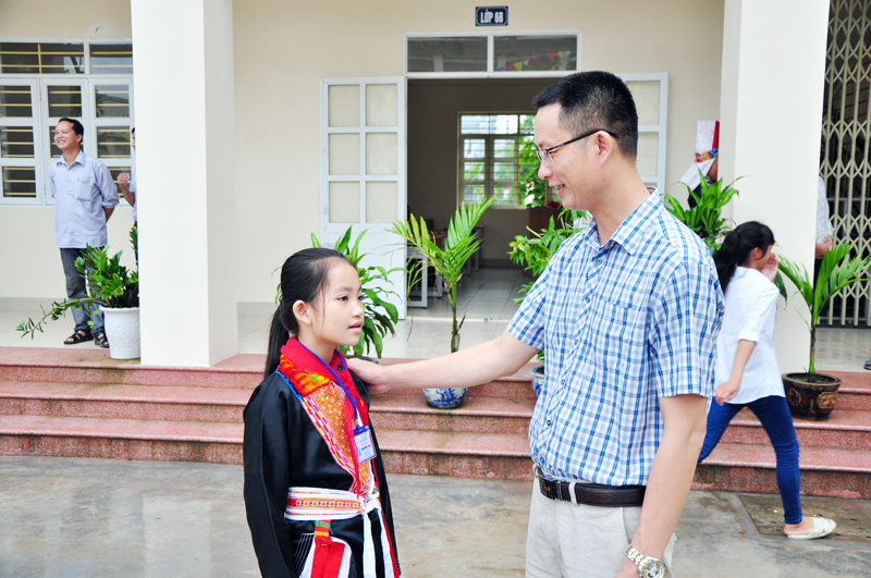 Các em học sinh nhập học năm học mới sẽ phải ở lại trường xa nhà một thời gian nên phụ huynh đều nán lại dặn dò các em học tập chăm ngoăn.