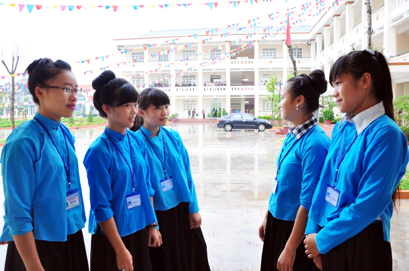 Các em học sinh quây quần trò chuyện trong ngày khai giảng.