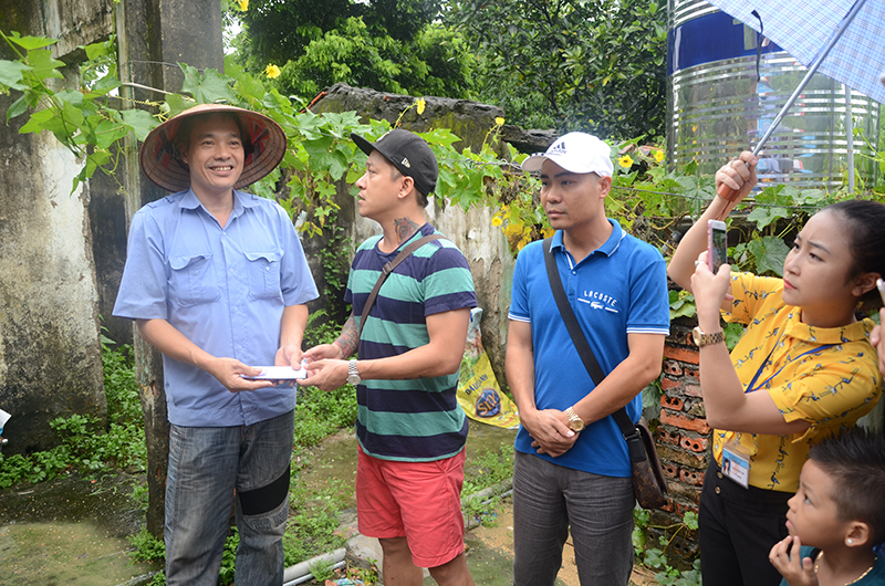 Công ty Du lịch quốc tế Asian Hạ Long cùng với ca sĩ Tuấn Hưng tới thăm hỏi, trao quà cho ông Thăng, khu 9 phường Hà Lầm.  