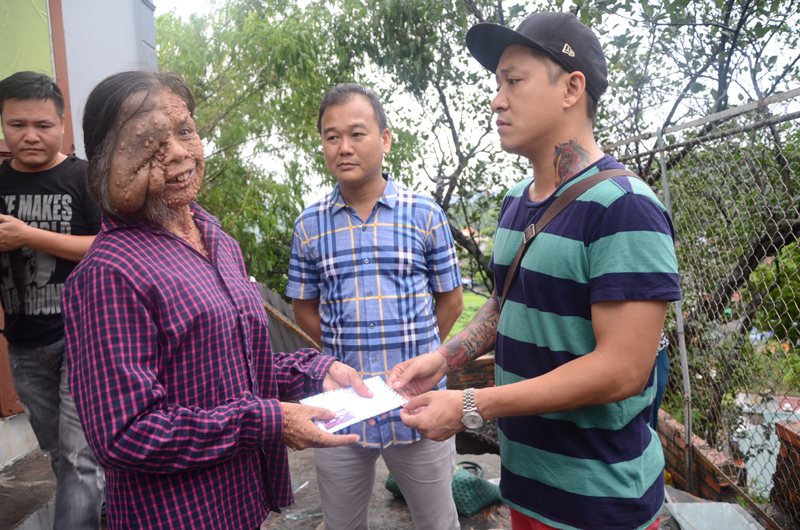 Thăm hỏi, tặng quà hộ gia đình bà Nguyễn Thị Ngọc, tổ 3, khu 5, phường Hà Lầm, TP Hạ Long.