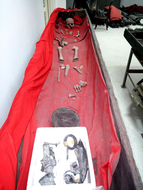 Di cốt và đồ tuỳ táng chôn theo trong mộ thuyền lưu giữ tại Bảo tàng tỉnh Quảng Ninh.