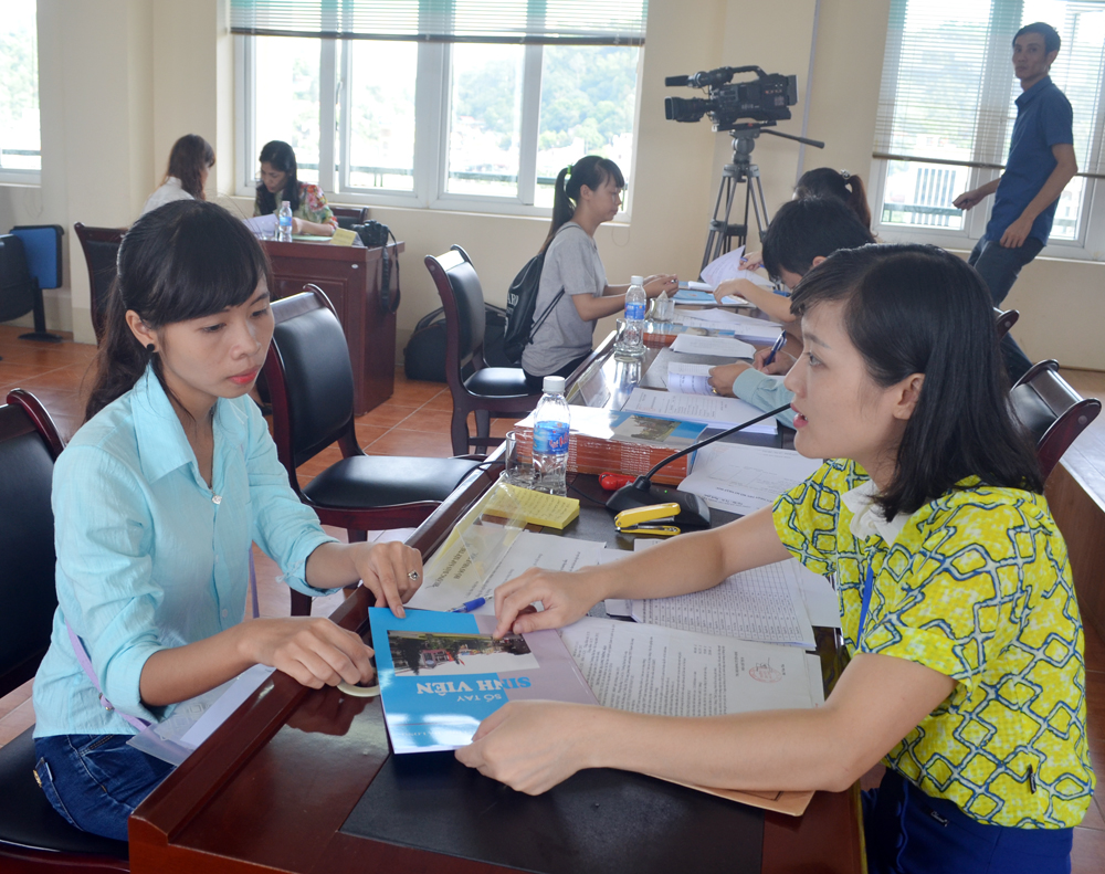 Cán bộ Trung tâm hỗ trợ sinh viên của Trường cung cấp địa chỉ, số điện thoại của các nhà trọ quanh Trường cho sinh viên nhập học có nhu cầu tìm chỗ ở.