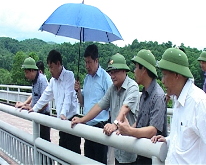 Thứ trưởng Bộ NN&PTNT Hoàng Văn Thắng cùng đoàn công tác kiểm tra tiến độ thi công dự án sửa chữa công trình đập chứa nước Đầm Hà Động