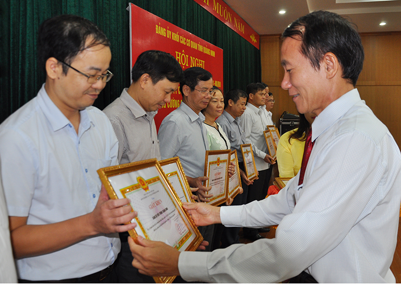 Bí thư Đảng ủy Khối các cơ quan tỉnh Đào Thanh Lưỡng trao Bằng khen của BTV Tỉnh ủy  cho các tập thể có thành tích tiêu biểu.
