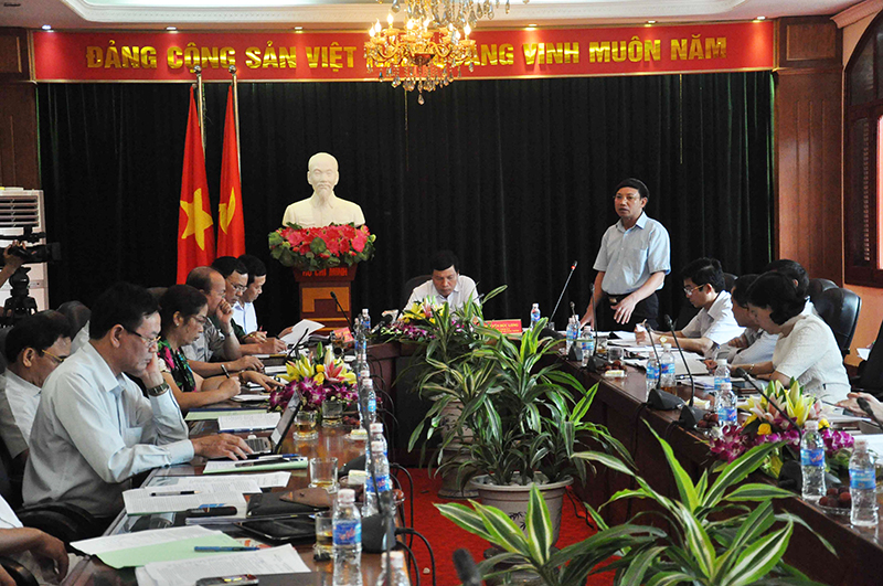 Bí thư Thành ủy Móng Cái Nguyễn Xuân Ký báo cáo tại buổi làm việc.