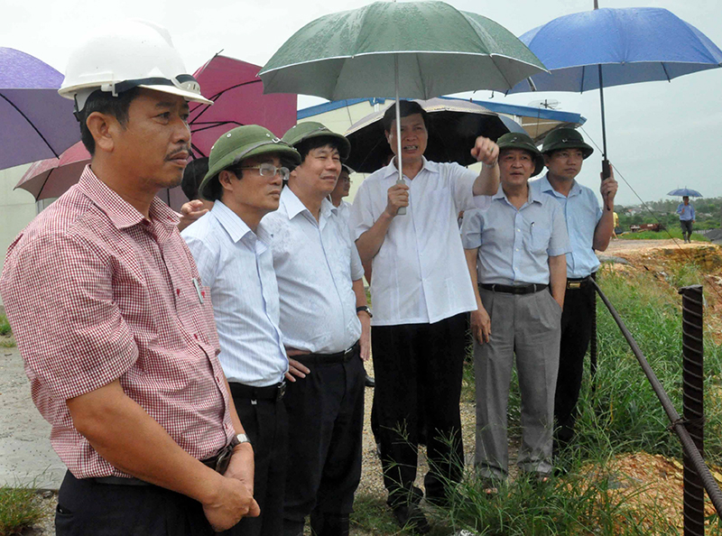 Đồng chí Nguyễn Đức Long Phó Bí thư Tỉnh ủy, Chủ tịch UBND tỉnh kiểm tra tại cảng Thành Đạt, phường Hải Yên.