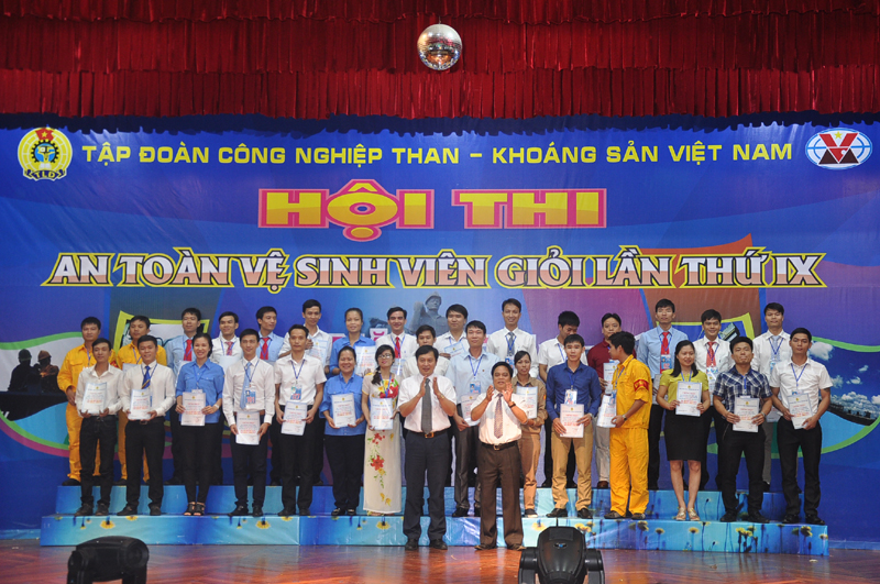 Đồng chíĐ/c Đỗ Đình Hiền, Chủ tịch Công đoàn TKV và đ/c Nguyễn Ngọc Cơ, Phó TGĐ Tập đoàn trao GCN cho các ATVSV xuất sắc cấp Tập đoàn