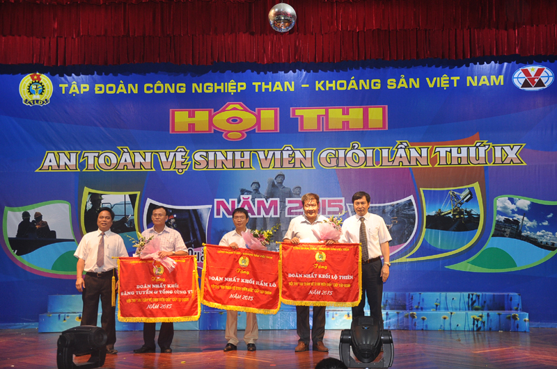 Đ/c Đỗ Đình Hiền, Chủ tịch Công đoàn TKV và đ/c Nguyễn Ngọc Cơ, Phó TGĐ Tập đoàn trao GCN cho các ATVSV xuất sắc cấp Tập đoàn