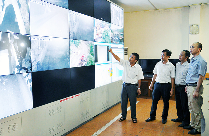 Tác giả Lê Văn Hiền (thứ nhất, bên trái) giới thiệu hình ảnh Trạm điều khiển giám sát tập trung mặt bằng +32 của Công ty.