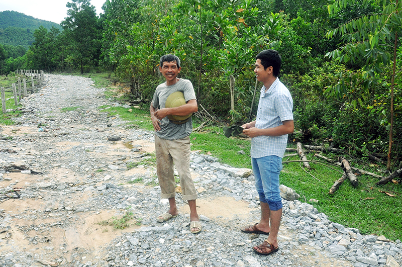 Một số đoạn đường vào thôn Đồng Dinh được doanh nghiệp rải đá cấp phối.