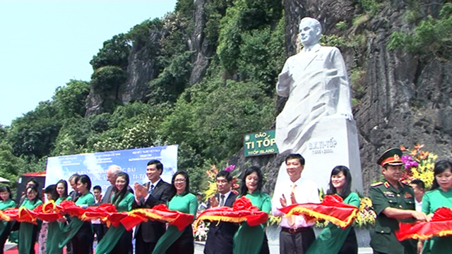 Khánh thành Tượng đài Anh hùng du hành vũ trụ Liên xô Ghéc Man Ti-tốp