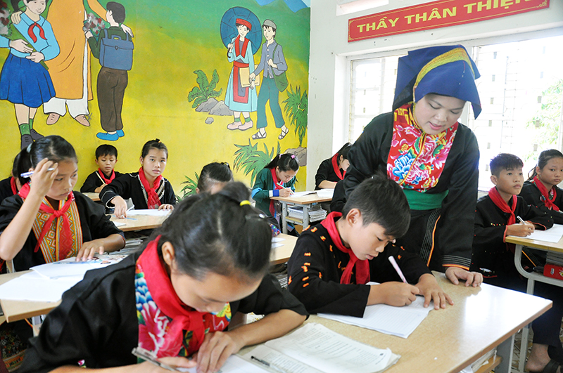 Giáo dục là một trong những tiêu chí khó trong xây dựng NTM của Ba Chẽ. Trong Ảnh: Giờ học của cô trò lớp 8B, Trường Phổ thông dân tộc nội trú huyện Ba Chẽ.