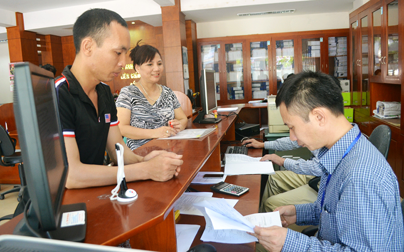 Khách hàng giao dịch tại bộ phận “Một cửa” của Chi cục Thuế TP Hạ Long.