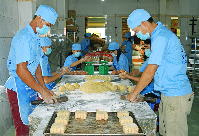 Sản xuất bánh Trung thu tại cơ sở sản xuất bánh Xuân Thế, xã Quảng Minh, huyện Hải Hà.
