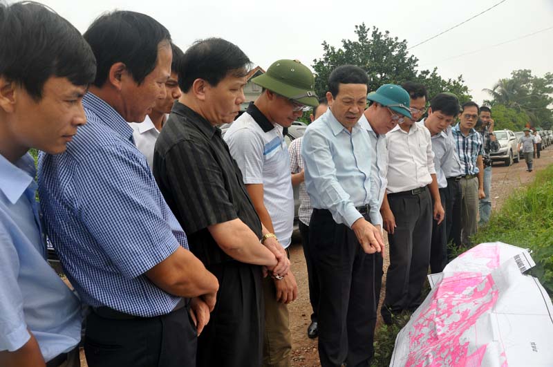 Đồng chí Nguyễn Văn Thành, Phó Chủ tịch UBND tỉnh kiểm tra tiến độ GPMB Dự án Cảng Hàng không Quảng Ninh.