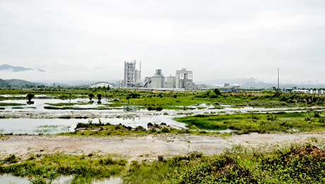 Khu Công nghiệp Hoành Bồ đang trong quá trình san gạt mặt bằng, hiện mới có Nhà máy Xi măng Thăng Long xây dựng đã đi vào hoạt động.
