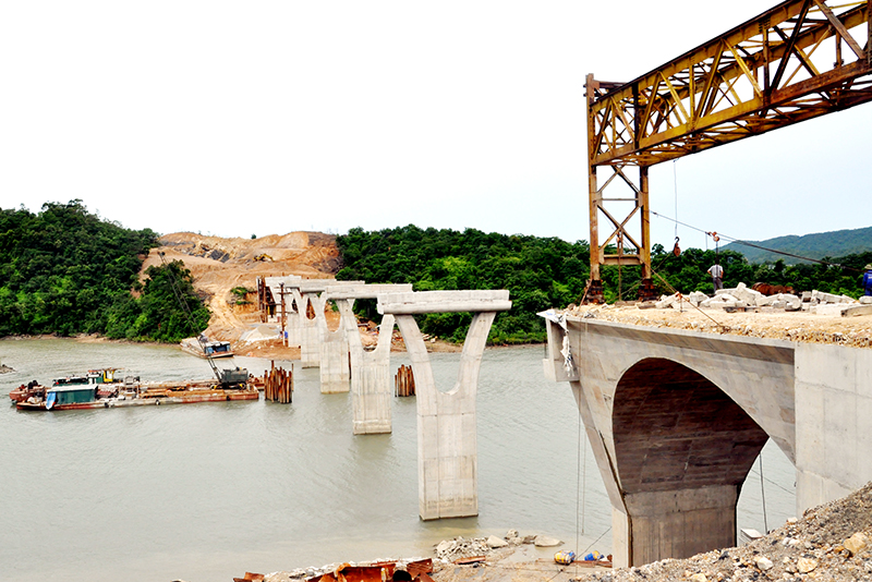 Cầu tại Km4+967 thuộc Dự án đường từ khu tái định cư xã Vạn Yên đến khu công viên phức hợp phía đông đảo Cái Bầu kết nối các khu chức năng trong KKT Vân Đồn đang được gấp rút hoàn thành.