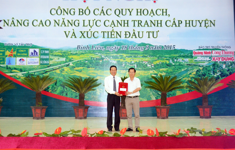 Đồng chí Nguyễn Văn Thành, Phó Chủ tịch UBND tỉnh trao quyết định chấp thuận chủ trương đầu tư cho Công ty CP đầu tư và Xây dựng Việt Long.