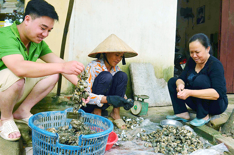 Chị Ngô Thị Sinh đang gỡ ruột hà bán cho khách.