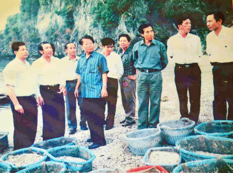 Nguyên Chủ tịch Nước Trần Đức Lương đến thăm cơ sở nuôi tu hài của ông Tờ. Ảnh tư liệu của Công ty Đỗ Tờ