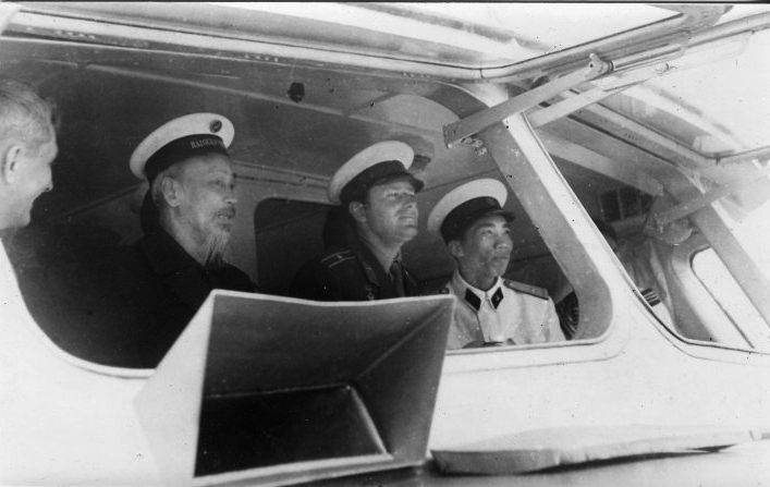 G. Ti Tốp cùng Bác Hồ trên tàu Hải Lâm thăm Vịnh Hạ Long ngày 22/1/1962. (Ảnh đăng trên phụ trương Báo Quân đội nhân dân, tháng 3/1962)