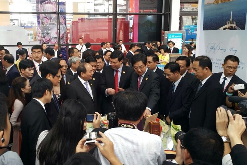 Thủ tướng Nguyễn Xuân Phúc tham quan gian hàng của Quảng Ninh tại Hội chợ triển lãm Trung Quốc – ASEAN lần thứ 12