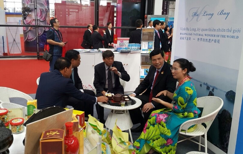 Đồng chí Nguyễn Đức Long, Phó Bí thư Tỉnh ủy, Chủ tịch UBND tỉnh trò chuyện cùng các doah nghiệp của tỉnh tham gia hội chợ