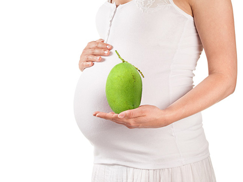 Trong quả xoài có chứa rất nhiều dưỡng chất cần thiết cho thai kỳ, vì vậy mẹ bầu không nên bỏ qua. (ảnh minh họa)