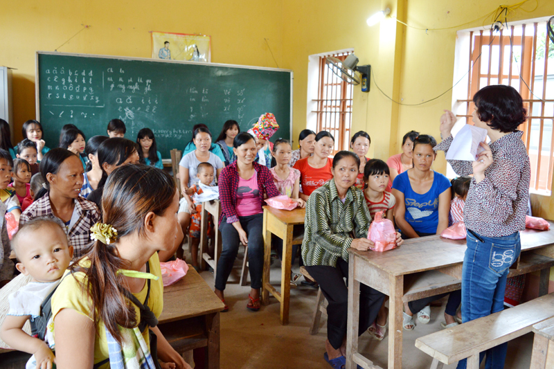 Dược sĩ Đàm Thị Lâm, Khoa dược BVĐK tỉnh tuyên truyền về tác hại của bệnh giun và cách phòng tránh cho người dân.