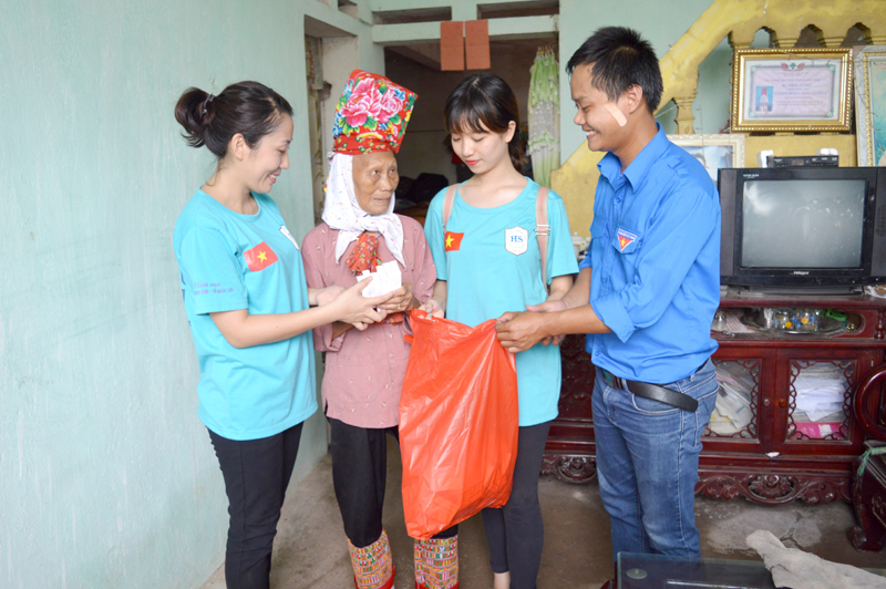 Thầy trò Trường tiểu học, THCS&THPT Đoàn Thị Điểm Hạ Long trực tiếp đến các hộ gia đình phát thuốc tẩy giun và tuyên truyền bà con giữ gìn vệ sinh nơi ăn, ở.