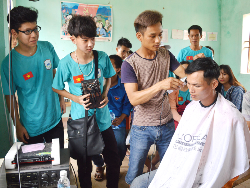 Đông đảo người dân các thôn ở huyện Đầm Hà được cắt tóc miễn phí.