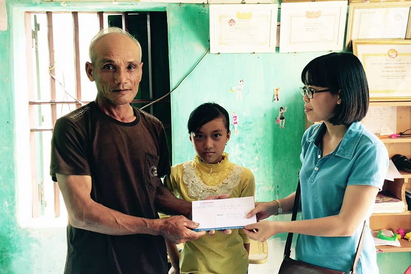 Đại diện Quỹ Xã hội từ thiện, Báo Quảng Ninh trao số tiền bạn đọc ủng hộ ông Nguyễn Hữu Toản.