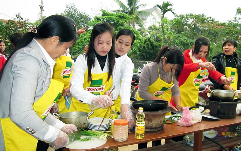 Lớp dạy nghề nấu ăn cho phụ nữ tại xã Hiệp Hoà (TX Quảng Yên) do Phòng LĐ-TB&XH TX Quảng Yên tổ chức.