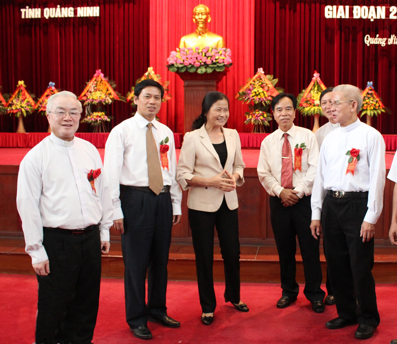 , đồng chí Đỗ Thị Hoàng, Phó Bí thư Thường trực Tỉnh ủy, Trưởng Đoàn ĐBQH tặng hoa chúc mừng cho Ủy ban DdoKCG tỉnh.