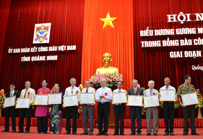 Các cá nhân, tập thể nhận bằng khen và kỷ niệm chương đồng hành cùng dân tộc của Ủy ban ĐKCG Việt Nam.