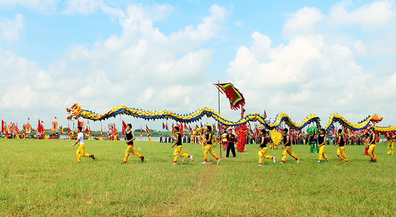 Lễ hội quân và biểu diễn múa rồng tại sông Lục Đầu.