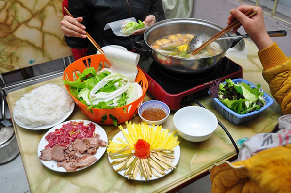 Không nên ngồi ăn lẩu quá hai tiếng. Ảnh: nonla.