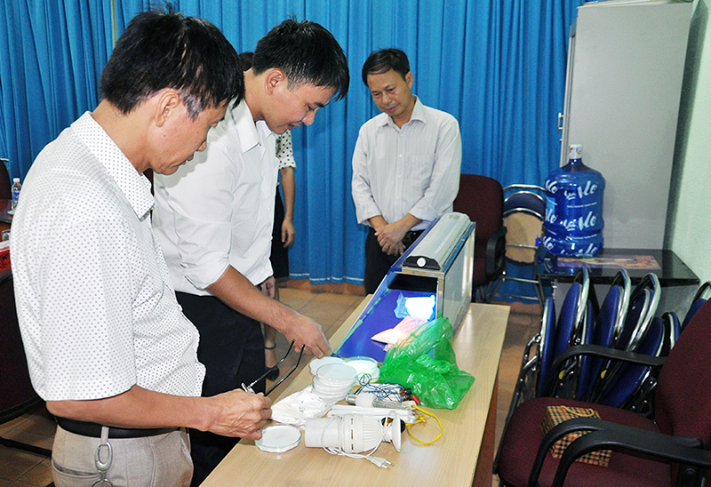 Tiến sĩ Đỗ Quang Trung (thứ 2, trái sang) giới thiệu đèn chuyên dụng cho cây trồng với đoàn khảo sát Hội thi STKT tỉnh lần thứ V.