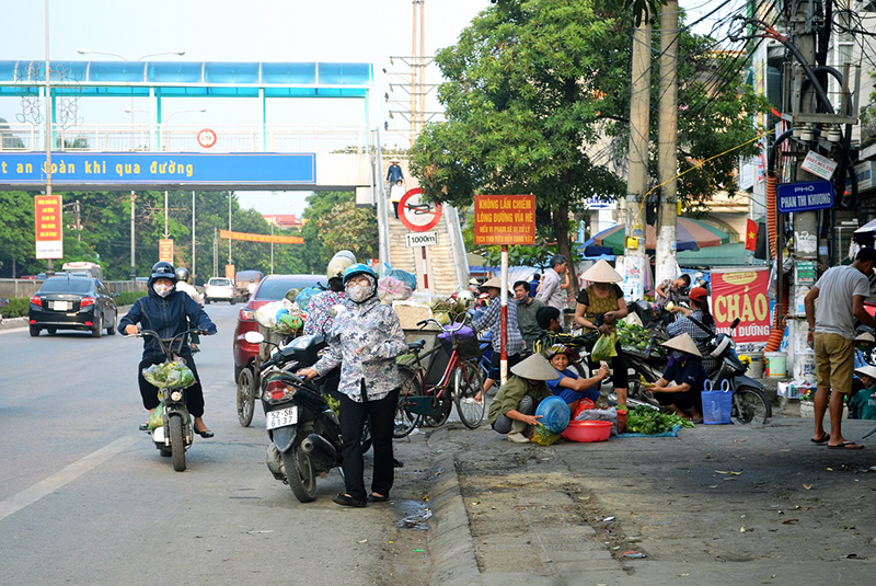 Lấn chiếm vỉa hè, lề đường để kinh doanh buôn bán tiềm ẩn nguy cơ mất an toàn giao thông và ảnh hưởng mỹ quan đô thị. (Ảnh chụp trên đường Nguyễn Văn Cừ, phường Hồng Hà, TP Hạ Long hồi 17h ngày 29-9-2015).