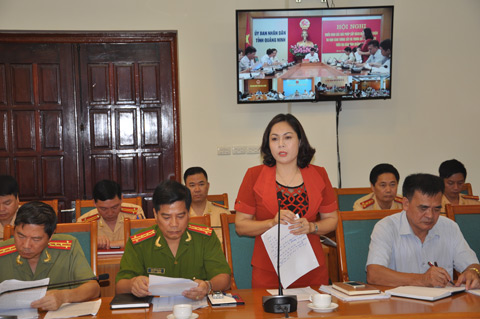 Bà Nguyễn Thị Hiền, Phó Ban Chuyên trách Ban ATGT phát biểu tại hội nghị.