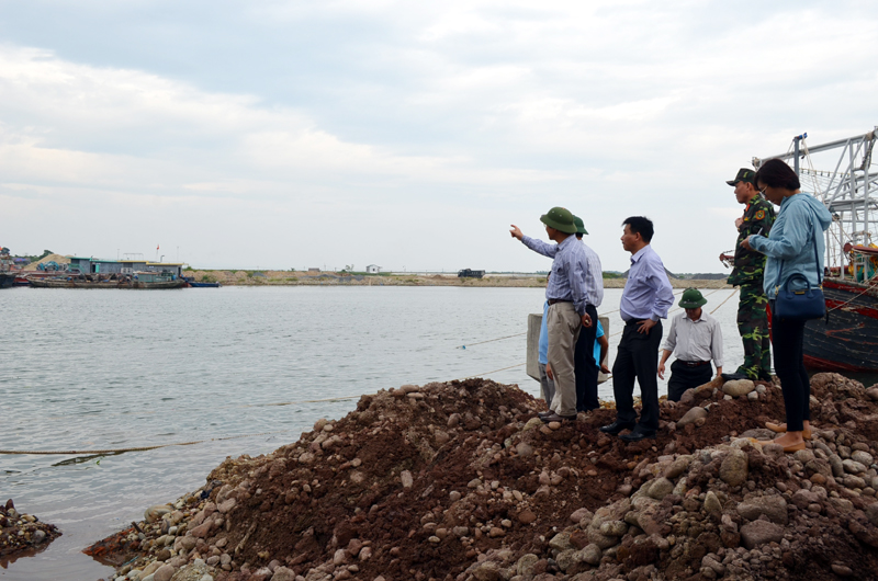 Đồng chí Đặng Huy Hậu, kiểm tra khu vực neo đậu tàu thuyền tại huyện Hải Hà