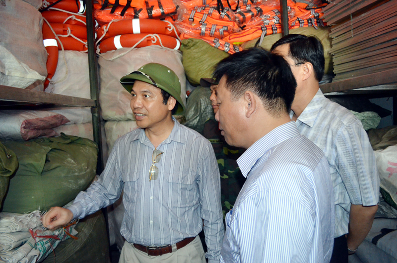 Và kiểm tra vật tư dự phòng cho công tác chống bão tại huyện Hải Hà