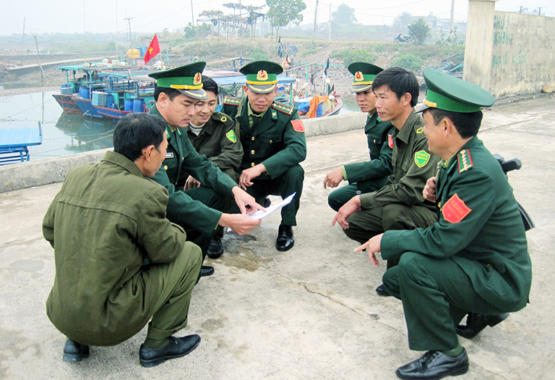 CBCS Đồn BP Quảng Đức phối hợp bàn phương án tác chiến bảo vệ địa bàn với Công an xã Đầm Hà (huyện Đầm Hà).