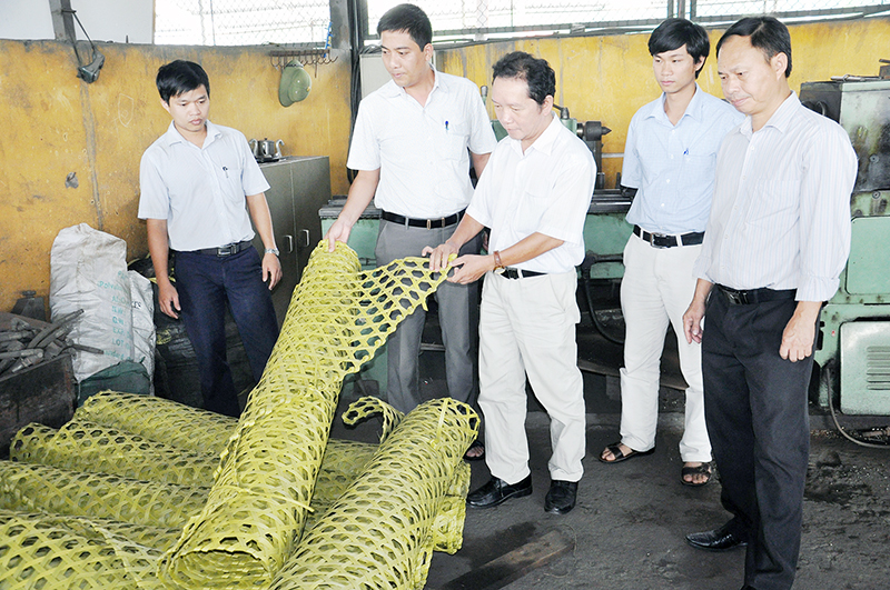 Ban Tổ chức Hội thi STKT tỉnh lần thứ V kiểm tra thực tế sản phẩm tấm chèn lưới nhựa PP tại Công ty Than Uông Bí.