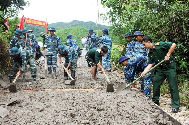 Đoàn thanh niên Bộ CHQS tỉnh phối hợp với Lữ đoàn 170 Hải quân tham gia xây dựng nông thôn mới tại xã Đông Ngũ, huyện Tiên Yên. Ảnh: Văn Đảm (Bộ CHQS tỉnh)
