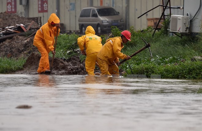 Cảnh ngập lụt sau những trận mưa lớn do ảnh hưởng của bão Mujigae tại Hải khẩu, tỉnh Hải Nam ngày 4/10. (Nguồn: THX/TTXVN)