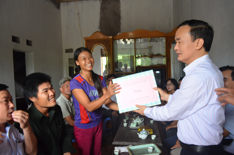 Đồng chí Trần Danh Chức, Chủ tịch LĐLĐ tỉnh tặng quà nhân ngày về nhà mới cho gia đình anh Lý Quang Thành