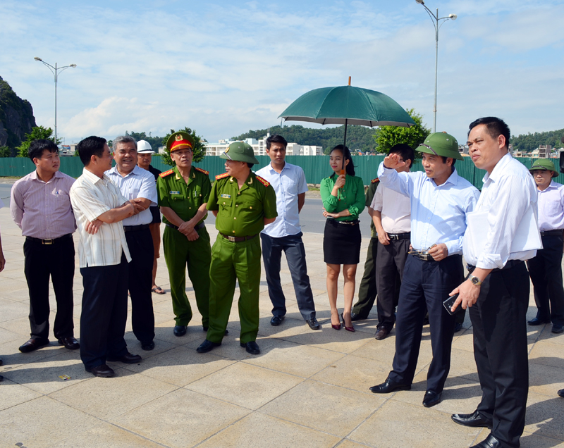 Đồng chí Đặng Huy Hậu, Phó Chủ tịch Thường trực UBND tỉnh và các ngành bàn phương án lắp đặt cổng vào khu vực triển lãm